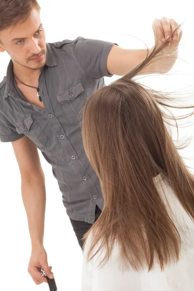 Parrucchiere professionista con modello di capelli lunghi — Foto Stock