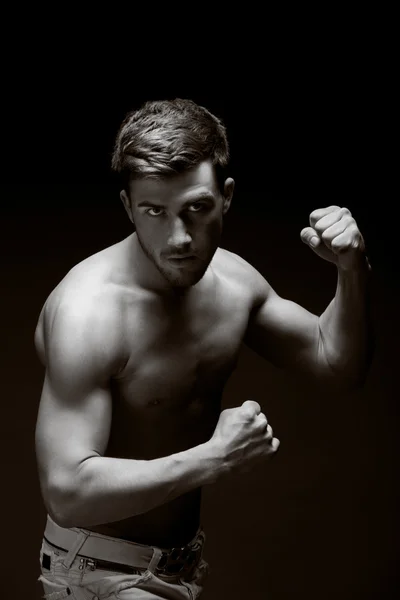 Jovem bonito muscular homem — Fotografia de Stock
