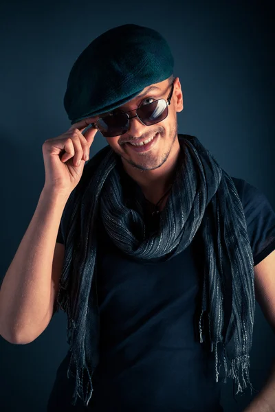Yakışıklı genç bir adam şapkasıyla poz — Stok fotoğraf