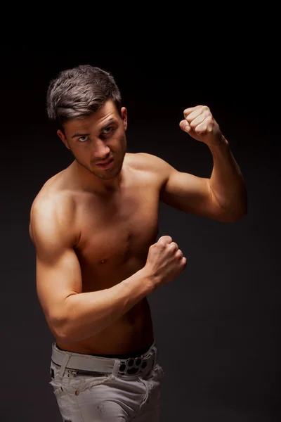 Junger schöner muskulöser Mann — Stockfoto