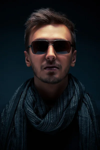 Портрет красивого парня в солнечных очках — стоковое фото