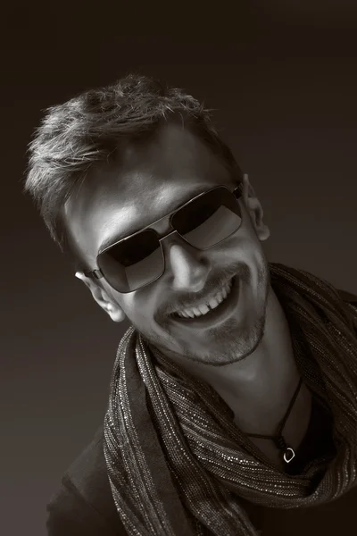 Πορτρέτο ενός όμορφου άντρα, που φοράει γυαλιά ηλίου — Φωτογραφία Αρχείου