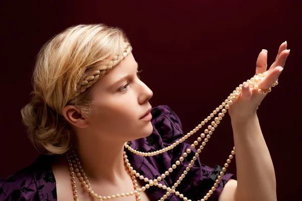 Krásná žena s náhrdelníkem — Stock fotografie