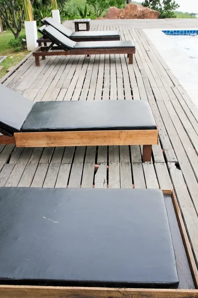 Stühle auf dem Boden des Pools — Stockfoto