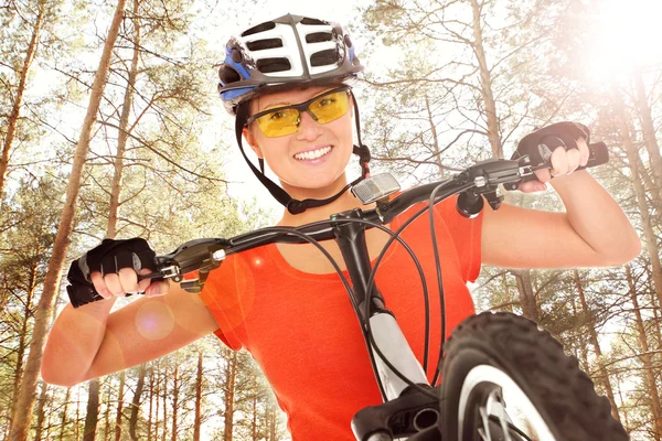 Cyclist in the woods — Stock Photo, Image