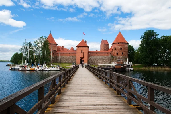 Brug naar trakai kasteel — Stockfoto