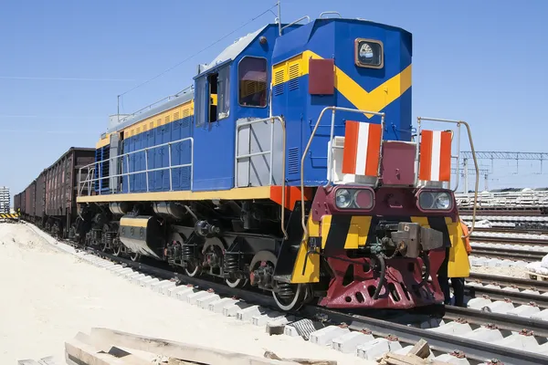 Posunovací lokomotivy skočil koleje — Stock fotografie
