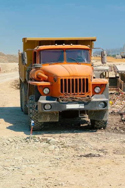 Poderoso caminhão laranja — Fotografia de Stock