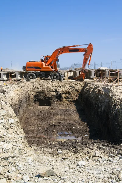 Excavadora en el borde del pozo —  Fotos de Stock