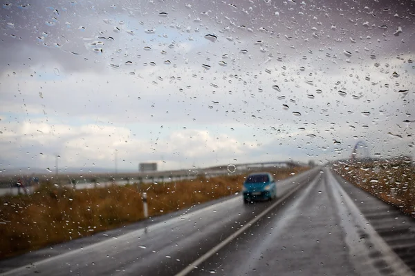 Auto en regen — Stockfoto