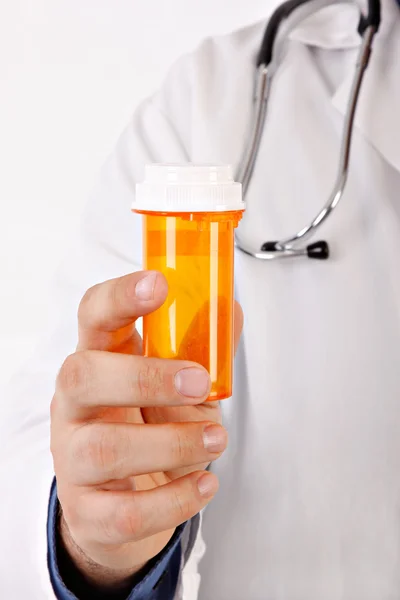 Médico mão segurando garrafa de medicina — Fotografia de Stock