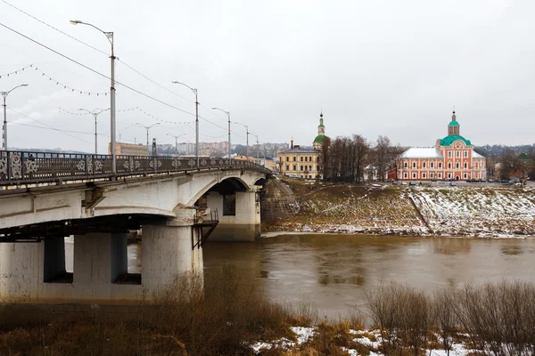 Мост и церковь. Смоленск . — стоковое фото
