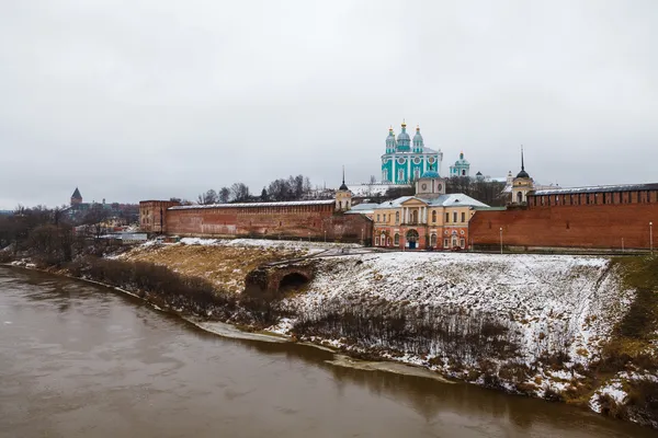 Uitzicht op de kathedraal van de veronderstelling. Smolensk. — Stockfoto