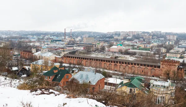 Hus och Kreml vägg. Smolensk. — Stockfoto