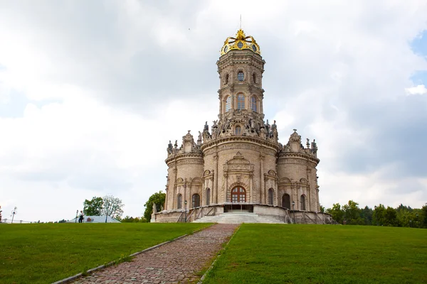 De kerk van de Heilige Maagd Maria in dubrovitsy. Rusland — Stockfoto