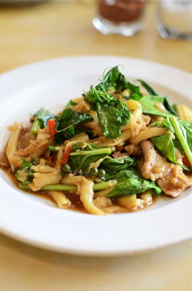 豚肉と野菜のアジアン スタイル麺 — ストック写真