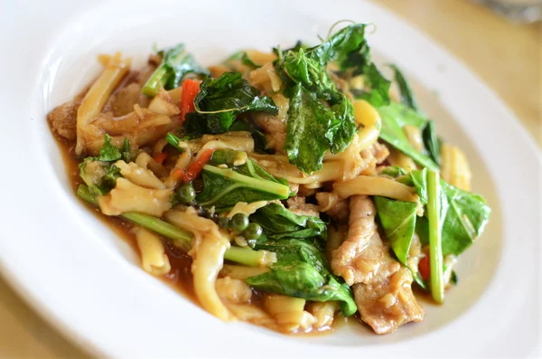 Tagliatelle in stile asiatico con carne di maiale e verdure — Foto Stock