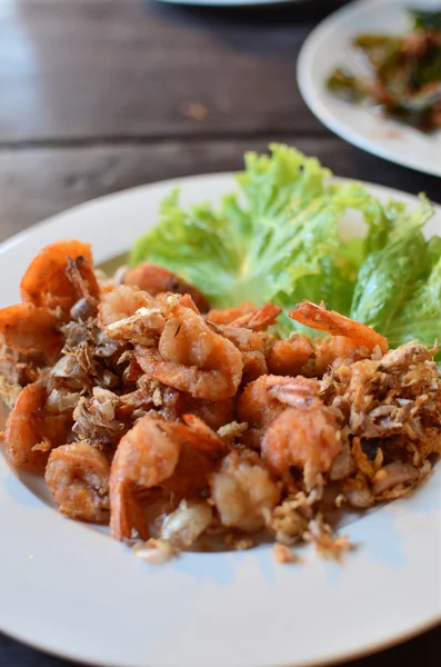 Deep fried shrimp with garlic — Stock Photo, Image
