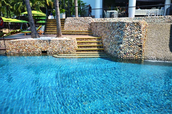 Belle et rafraîchissante vue sur la piscine rocheuse paysagée — Photo