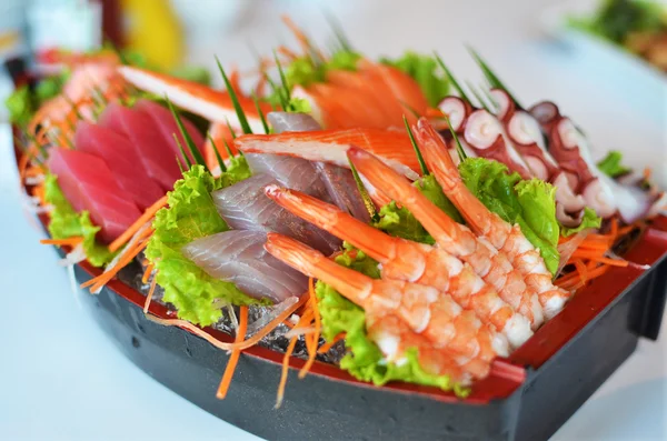 Sashimi marisco definido em um golpe de barco — Fotografia de Stock