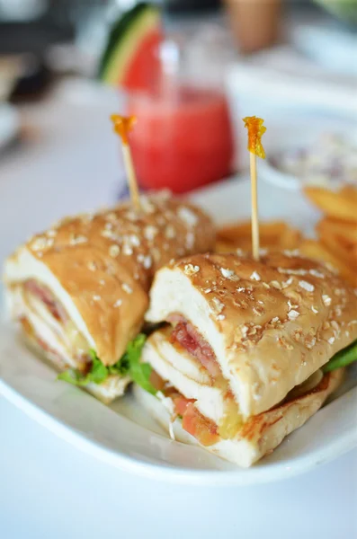 Club hambúrguer de frango sanduíche com presunto — Fotografia de Stock