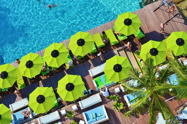 Vista superior do lado da piscina com um assento e guarda-chuva — Fotografia de Stock