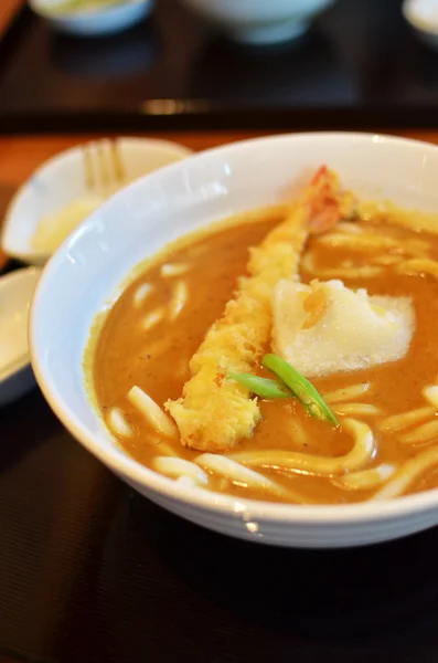 Японская лапша Удон с жареными креветками темпура — стоковое фото