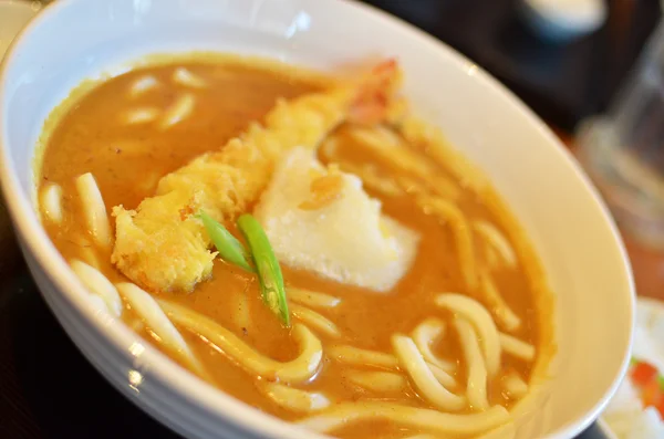 Fideos japoneses de curry Udon con tempura de camarón frito — Foto de Stock