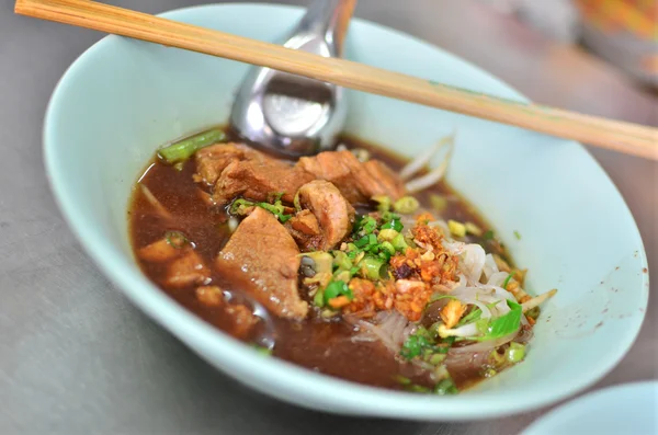 Tagliatelle in stile asiatico con carne di maiale e verdure — Foto Stock
