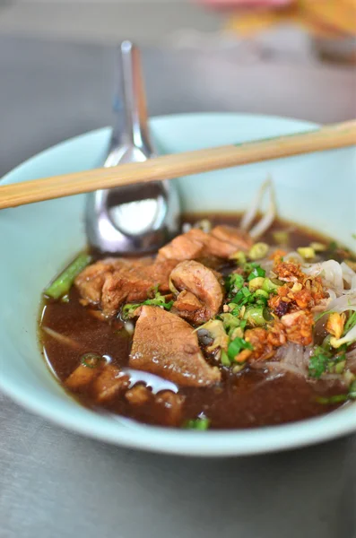 Asya tarzı noodle domuz eti ve sebze ile — Stok fotoğraf