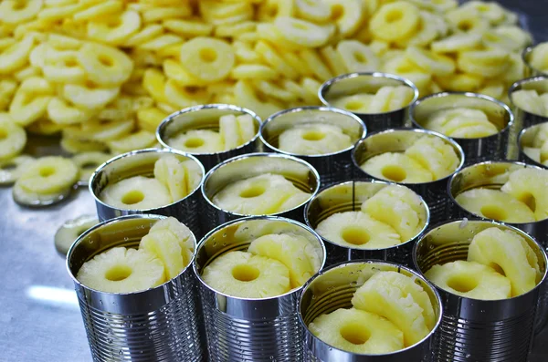 Rodajas de piña fresca en almíbar en lata de aluminio — Foto de Stock