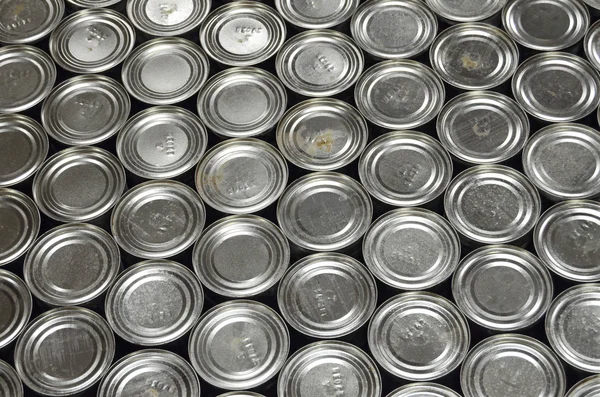 Latas de alumínio em armazém de fábrica — Fotografia de Stock