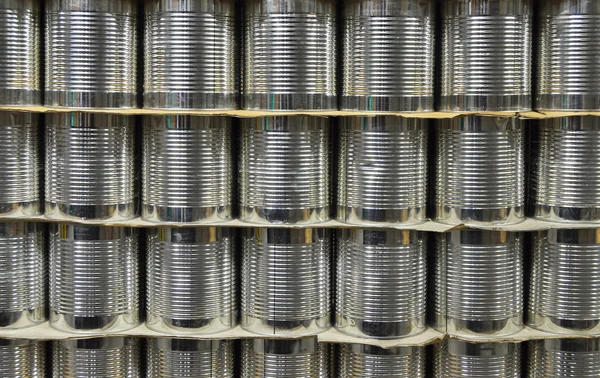 Latas de aluminio en almacén de fábrica — Foto de Stock