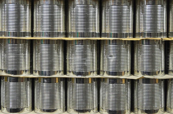 Latas de aluminio en almacén de fábrica — Foto de Stock