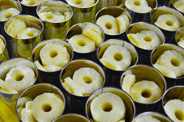 Fette fresche di ananas sciroppate in lattina di alluminio — Foto Stock