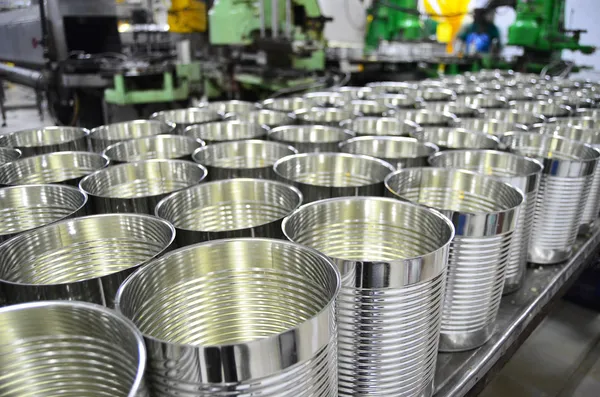 Latas de alumínio em armazém de fábrica — Fotografia de Stock
