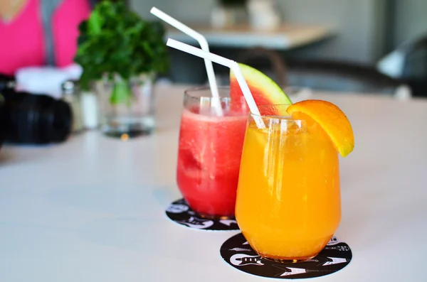 Pomeranče a melounový koktejl s pitnou slámou Stock Obrázky