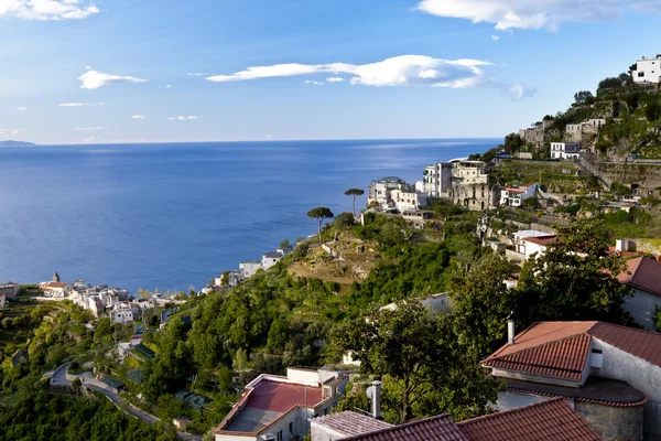 Ravello, Costa Amalfitana, vista hacia la ciudad de Minori, carretera cro — Foto de Stock