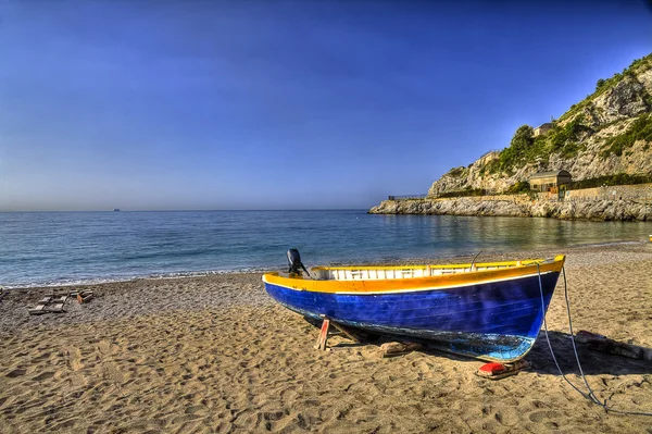 Βάρκα στην παραλία του erchie, χωριό της ακτής Αμάλφι — Φωτογραφία Αρχείου