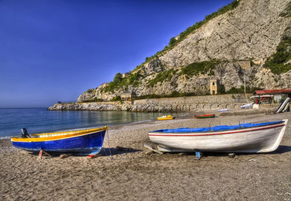Barcos en la playa de Erchie, costa de Amalfi — Foto de Stock