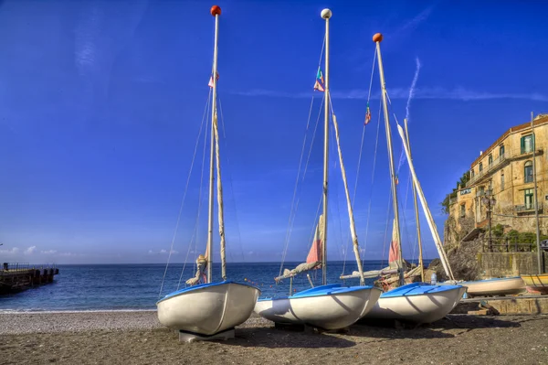 Парусні човни витягли на береговій лінії пляжу місті Minori — стокове фото