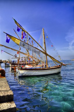 amalfi limanda palamarla lateen yelkenli tekneler