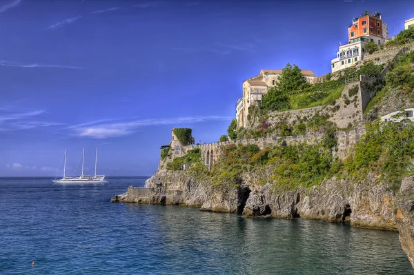 Blick vom Hafen von Arani nach Amalfi — Stockfoto
