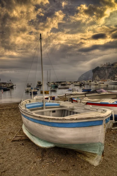 Gozzo, típico barco italiano, encallado en la playa de la — Foto de Stock