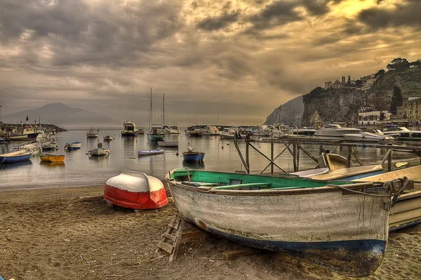 Seiano, pueblo pesquero de la península de Sorrento, puerto al amanecer —  Fotos de Stock