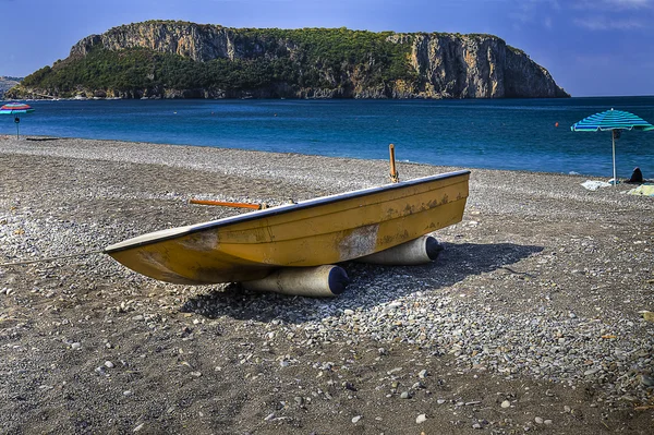 Praia a Mare (Cs) Italië: strand en boot 2 — Stockfoto