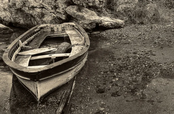 Shipwreck in harbor of Massa Lubrense, italian fishing village — Stock Photo, Image