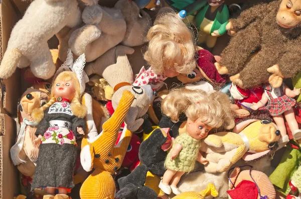 Trödelmarkt mit Puppen — Stockfoto