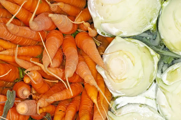 Морковь и капустная репа на уличной распродаже — стоковое фото