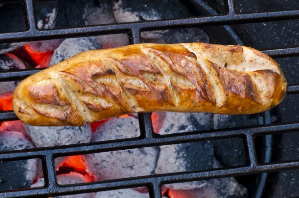 Жареная колбаса на барбекю — стоковое фото